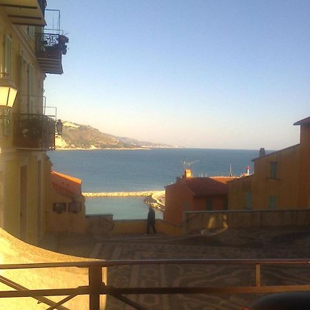Bilocale Nella Vecchia Citta' Di Mentone Apartman Kültér fotó